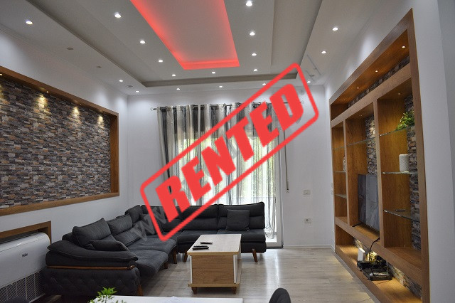 Apartament 2+1 me qira ne rrugen Peti, prane Hotel Sokrat ne Tirane.
Shtepia eshte e pozicionuar ne